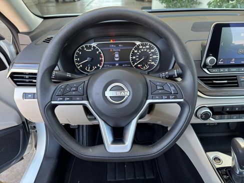 Used 2025 Nissan Altima 2.5 SV FWD image 29