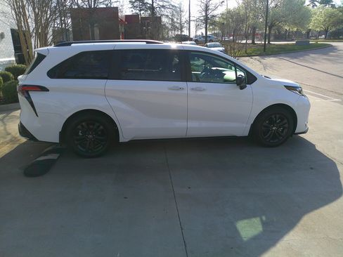 Used 2025 Toyota Sienna XSE image 14