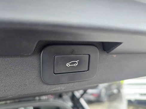 Used 2023 Land Rover Discovery Metropolitan Edition image 18