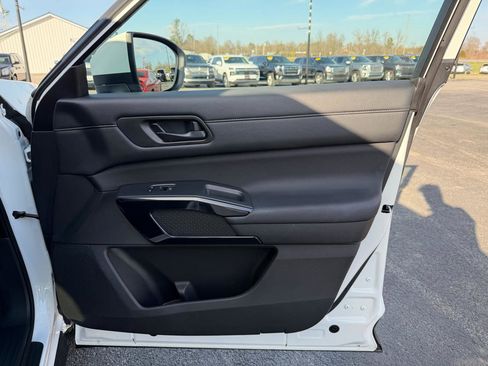 Used 2025 Nissan Pathfinder SV image 25