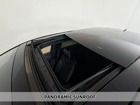 Used 2022 Ford Edge ST image 3