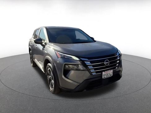 Used 2025 Nissan Rogue SV image 3