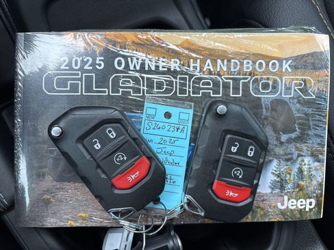 Used 2025 Jeep Gladiator Sport image 33