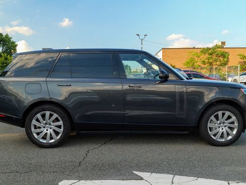Used 2025 Land Rover Range Rover Long Wheelbase SE AWD/4WD image 8