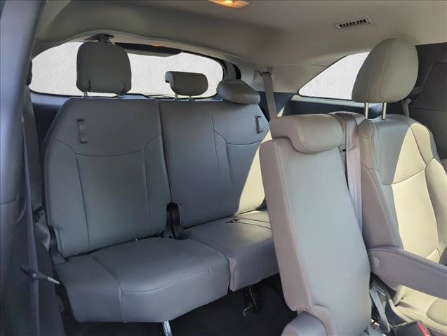 Used 2025 Toyota Sienna XLE FWD image 28