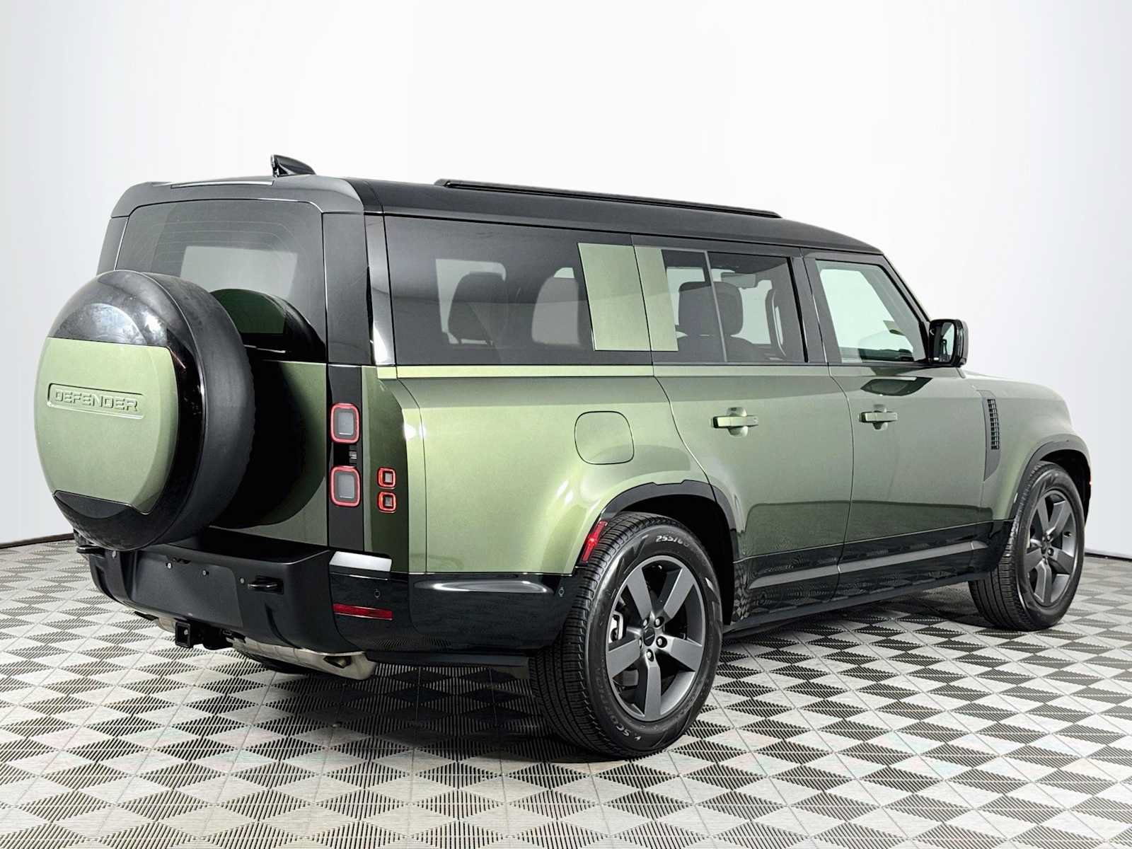Used 2026 Land Rover Defender 130 X-Dynamic SE AWD/4WD image 5