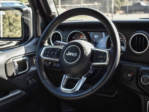 Used 2018 Jeep Wrangler Unlimited Sahara image 13