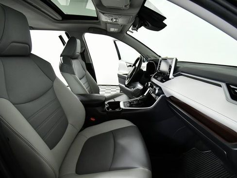 Used 2019 Toyota RAV4 Limited image 23