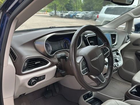 Used 2017 Chrysler Pacifica Touring-L FWD image 13