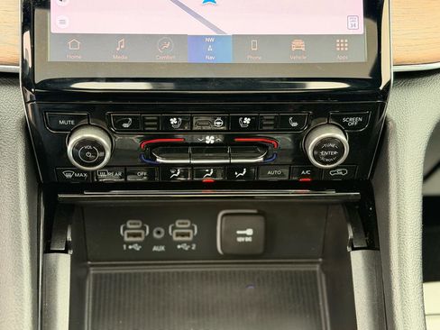 Used 2024 Jeep Grand Cherokee Summit w/ Advanced Protech Group IV AWD/4WD image 35