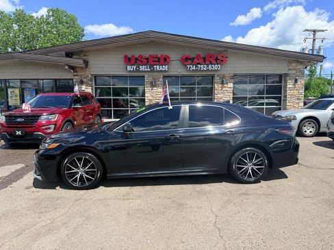 Used 2022 Toyota Camry SE FWD image 4