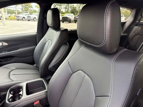 New 2026 Chrysler Pacifica Select image 23
