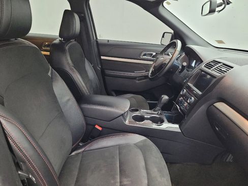 Used 2018 Ford Explorer XLT w/ Equipment Group 202A FWD image 21