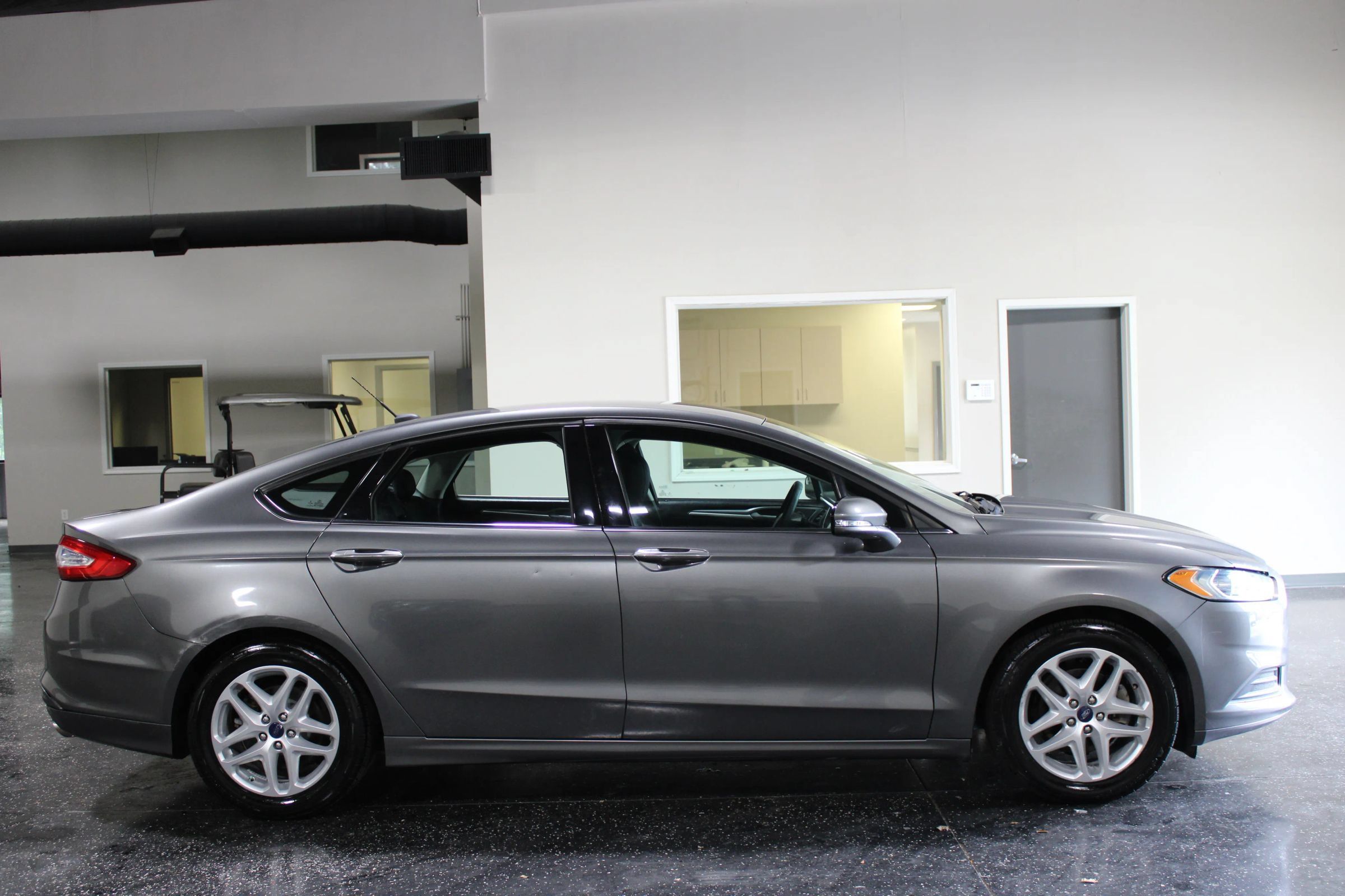 Used 2014 Ford Fusion SE FWD image 2