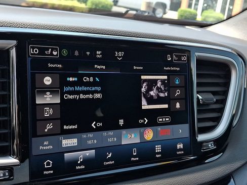 Used 2025 Chrysler Pacifica Select FWD image 16