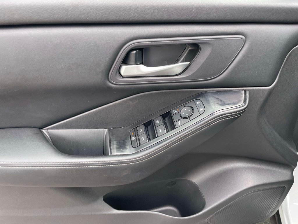 Used 2024 Nissan Rogue SV FWD image 18