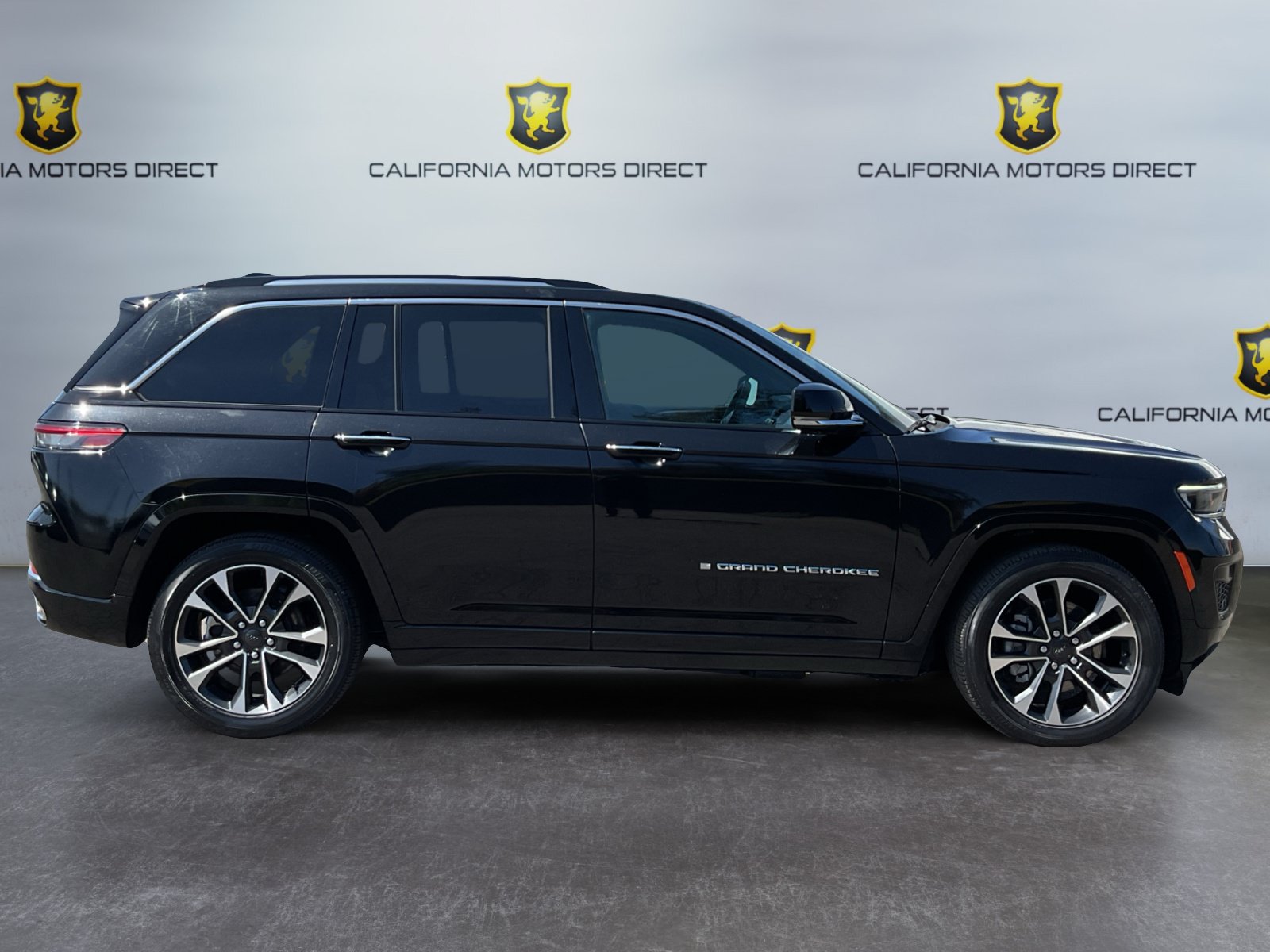 Used 2023 Jeep Grand Cherokee Overland w/ Luxury Tech Group IV AWD/4WD image 4