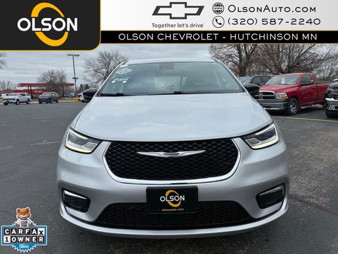 Used 2024 Chrysler Pacifica Touring-L image 8