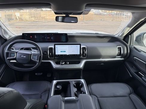 Used 2025 Ford Expedition Platinum image 10