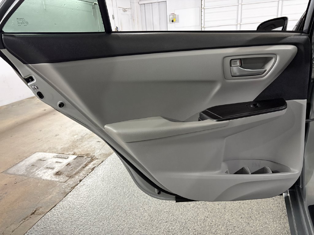 Used 2016 Toyota Camry LE FWD image 32