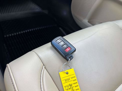 Used 2019 Toyota Highlander XLE image 32