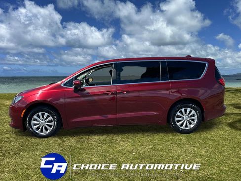 Used 2017 Chrysler Pacifica Touring w/ Tire & Wheel Group FWD image 3