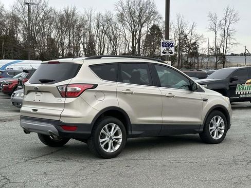 Used 2018 Ford Escape SE image 2