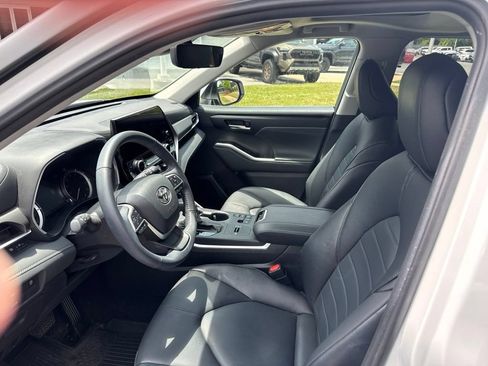 Used 2023 Toyota Highlander XLE FWD image 18