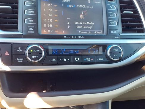 Used 2016 Toyota Highlander Limited image 25