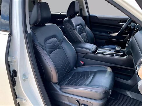 Used 2022 Nissan Pathfinder Platinum w/ Cargo Package FWD image 9