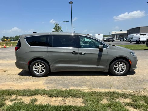 Used 2023 Chrysler Pacifica Touring-L FWD image 5