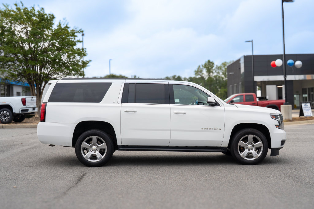 Used 2017 Chevrolet Suburban LT w/ Luxury Package AWD/4WD image 8