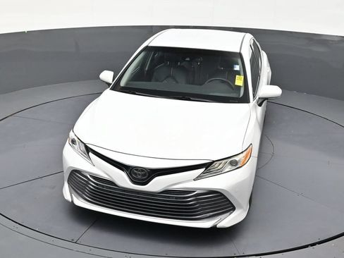 Used 2018 Toyota Camry XLE FWD image 19