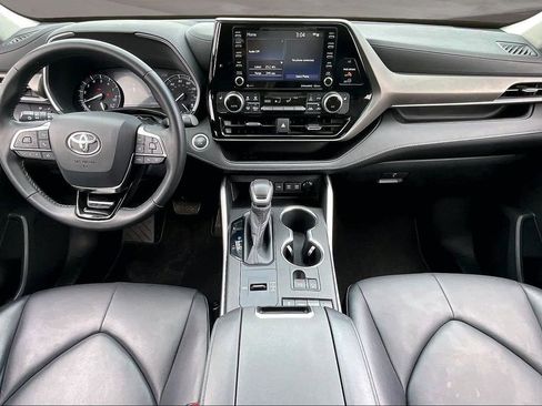 Used 2020 Toyota Highlander XLE image 7