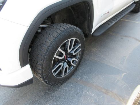 Used 2024 GMC Sierra 1500 AT4 w/ AT4 Premium Package AWD/4WD image 13