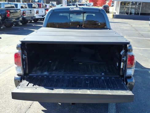 Used 2022 Toyota Tacoma TRD Sport image 7
