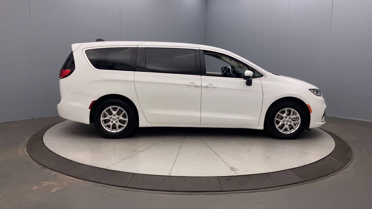 Used 2023 Chrysler Pacifica Touring-L FWD image 6