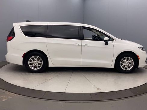 Used 2023 Chrysler Pacifica Touring-L FWD image 6
