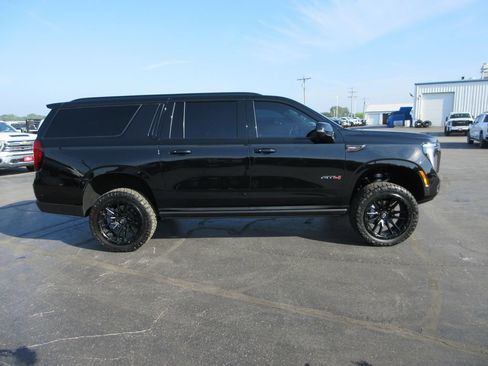 Used 2025 GMC Yukon XL AT4 Ultimate AWD/4WD image 4