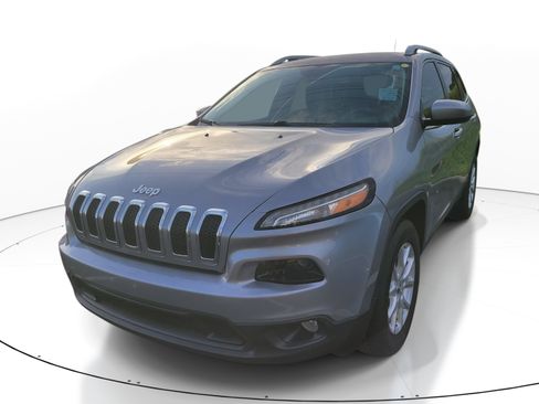 Used 2017 Jeep Cherokee Latitude AWD/4WD image 3