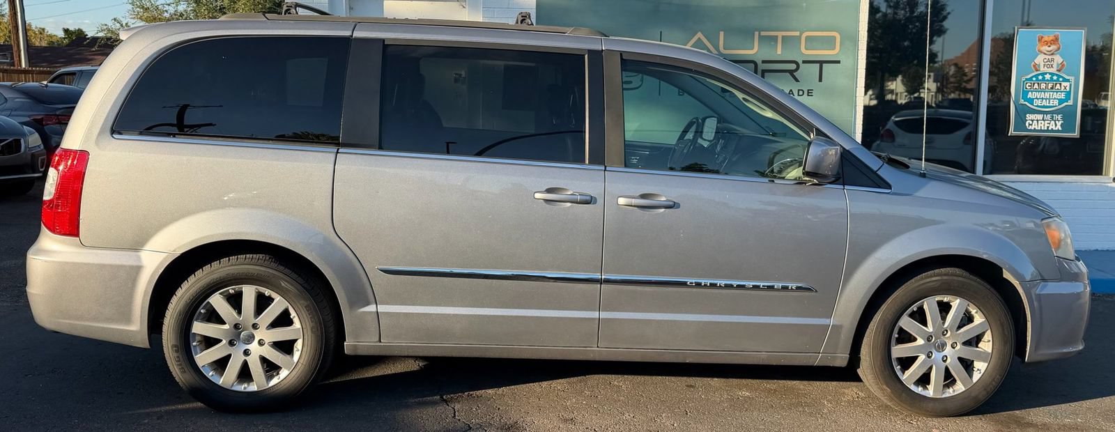 Used 2014 Chrysler Town & Country Touring FWD image 2