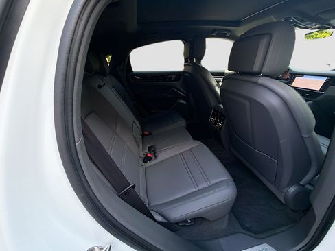 Used 2023 Porsche Cayenne Platinum Edition image 29