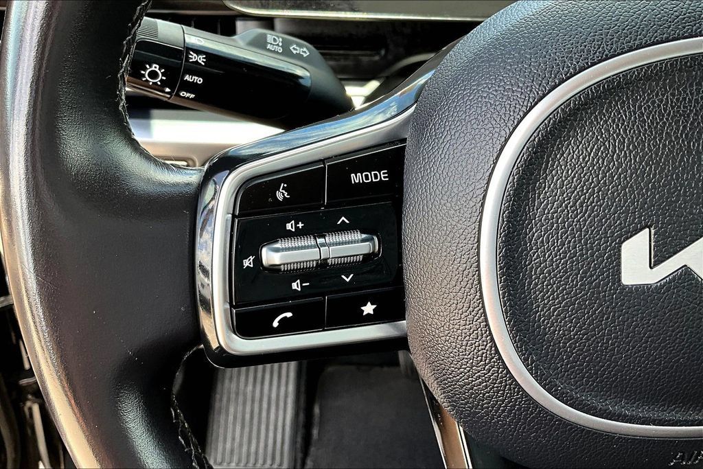 Used 2025 Kia Carnival FWD image 12