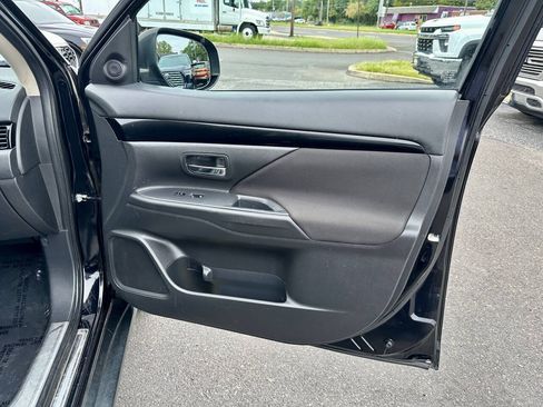 Used 2019 Mitsubishi Outlander ES FWD image 16