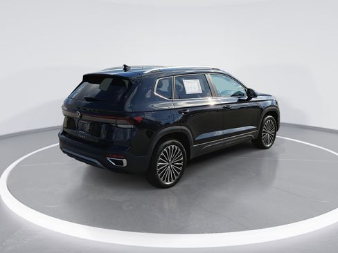Used 2025 Volkswagen Taos SE w/ Panoramic Sunroof Package image 3