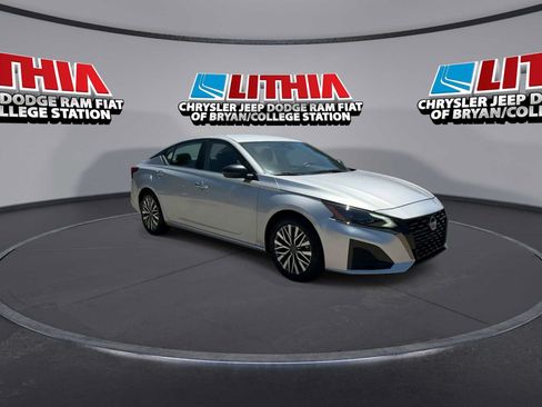 Used 2025 Nissan Altima 2.5 SV FWD image 2