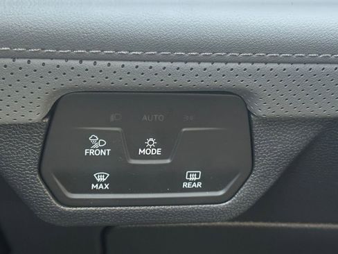 Used 2025 Volkswagen Atlas Peak Edition SE image 22