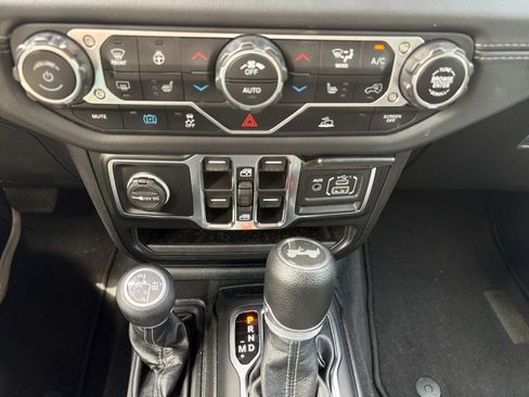 Used 2024 Jeep Wrangler Unlimited Sahara AWD/4WD image 27