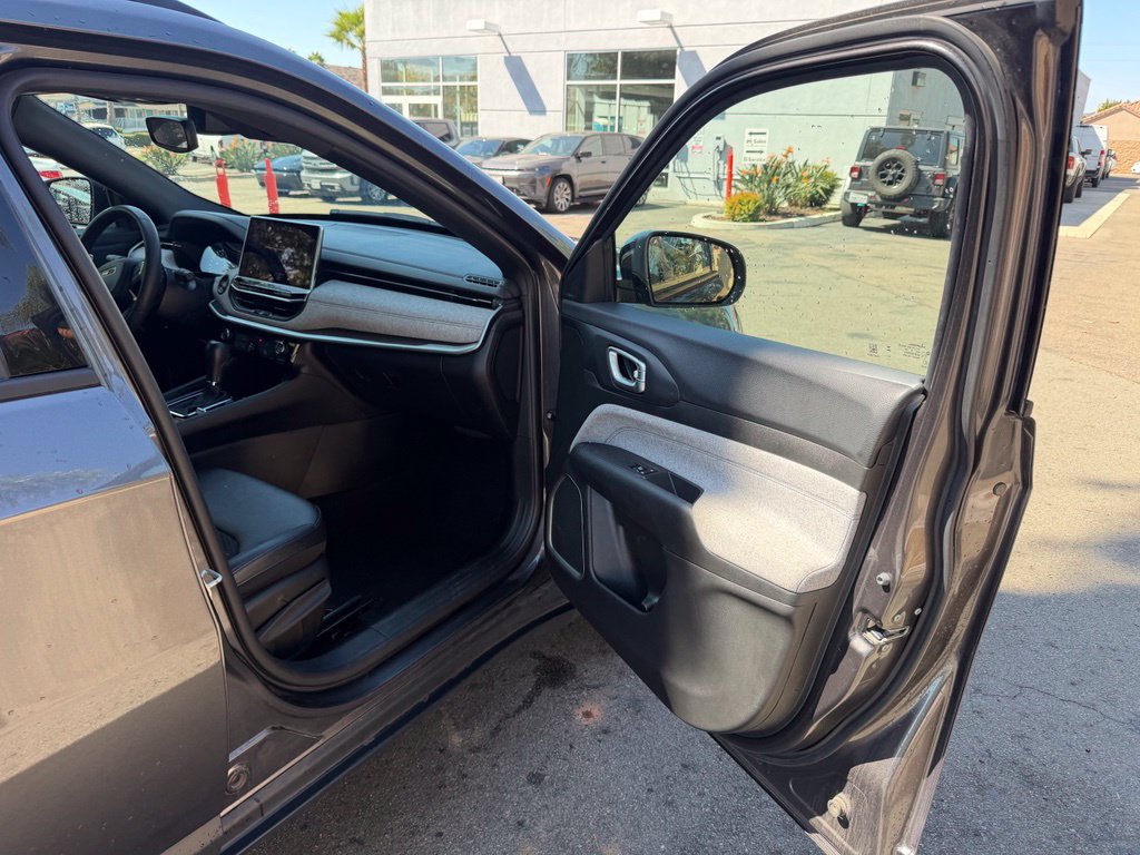 Used 2024 Jeep Compass Latitude AWD/4WD image 19