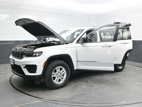 Used 2022 Jeep Grand Cherokee Laredo AWD/4WD image 45